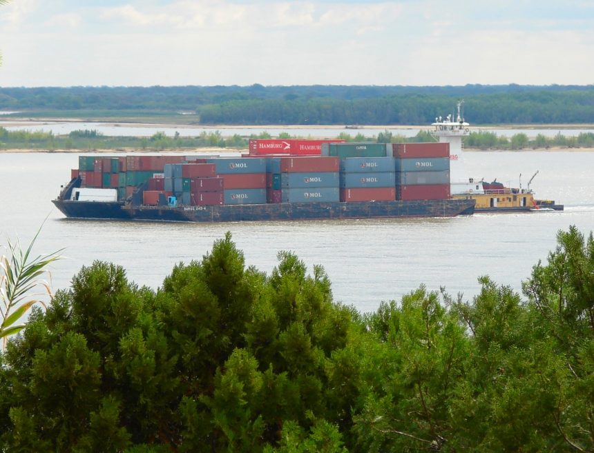 Barcaza paraguaya con contenedores en la Hidrovía