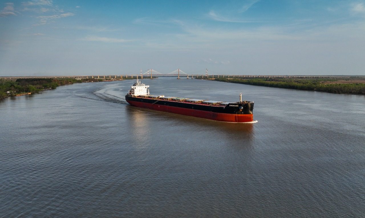 Puertos privados argentinos en desacuerdo con delegación del dragado de la Hidrovía a la AGP