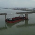 China: un puente fue impactado por un buque y colapsó en el tramo central