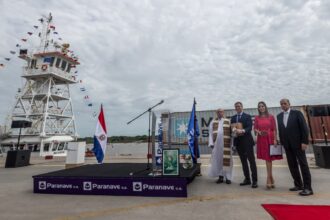 Directivos de Paranave en el bautismo del nuevo convoy que navegará entre Paraguay y el Río de la Plata