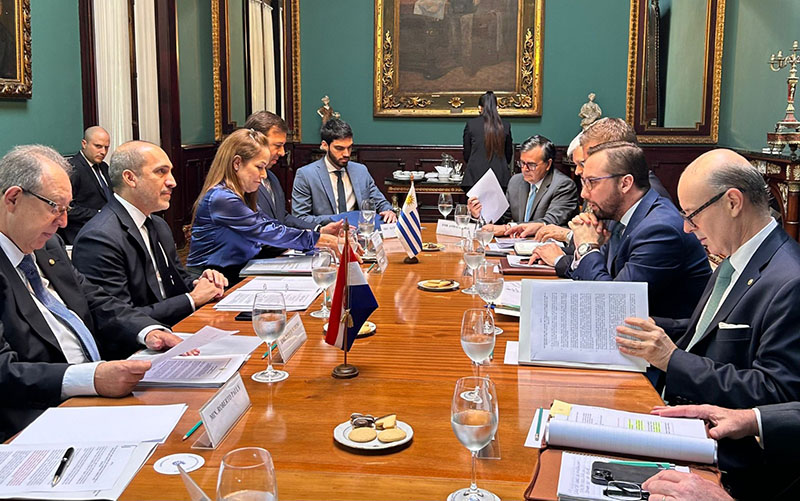 Los equipós de las cancillerías de Paraguay y Uruguay reunidos en Asunción
