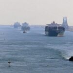 Barcos transitando el Canal de Suez